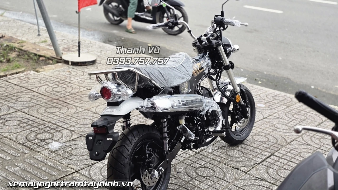 Honda DAX 125i Royal Limited Edition 9