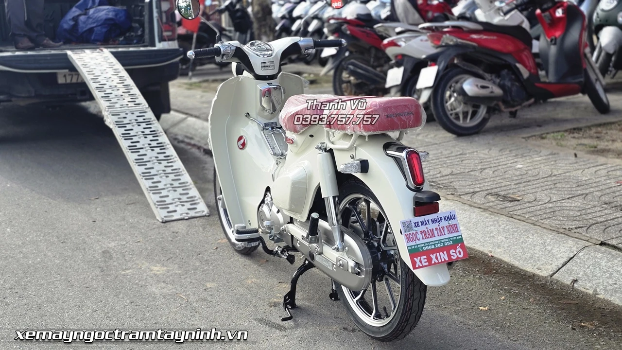 Honda Super Cub C125 Custom mau trang %E2%80%93 Bieu tuong hoai co nang tam ca tinh 1
