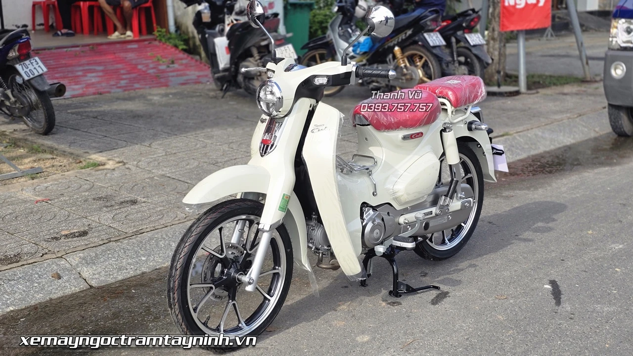 Honda Super Cub C125 Custom mau trang %E2%80%93 Bieu tuong hoai co nang tam ca tinh 2