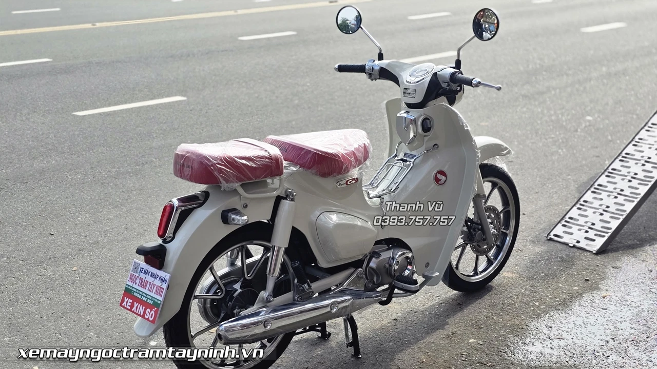 Honda Super Cub C125 Custom mau trang %E2%80%93 Bieu tuong hoai co nang tam ca tinh 3