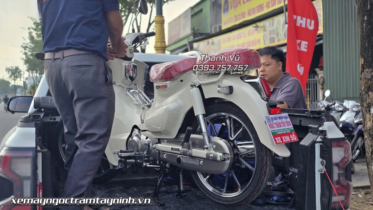 Honda Super Cub C125 Custom mau trang %E2%80%93 Bieu tuong hoai co nang tam ca tinh 4