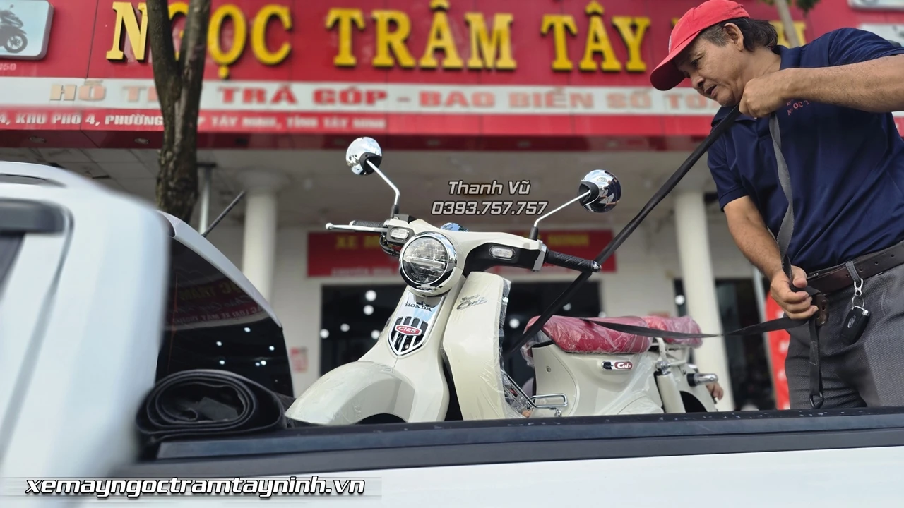 Honda Super Cub C125 Custom mau trang %E2%80%93 Bieu tuong hoai co nang tam ca tinh 5