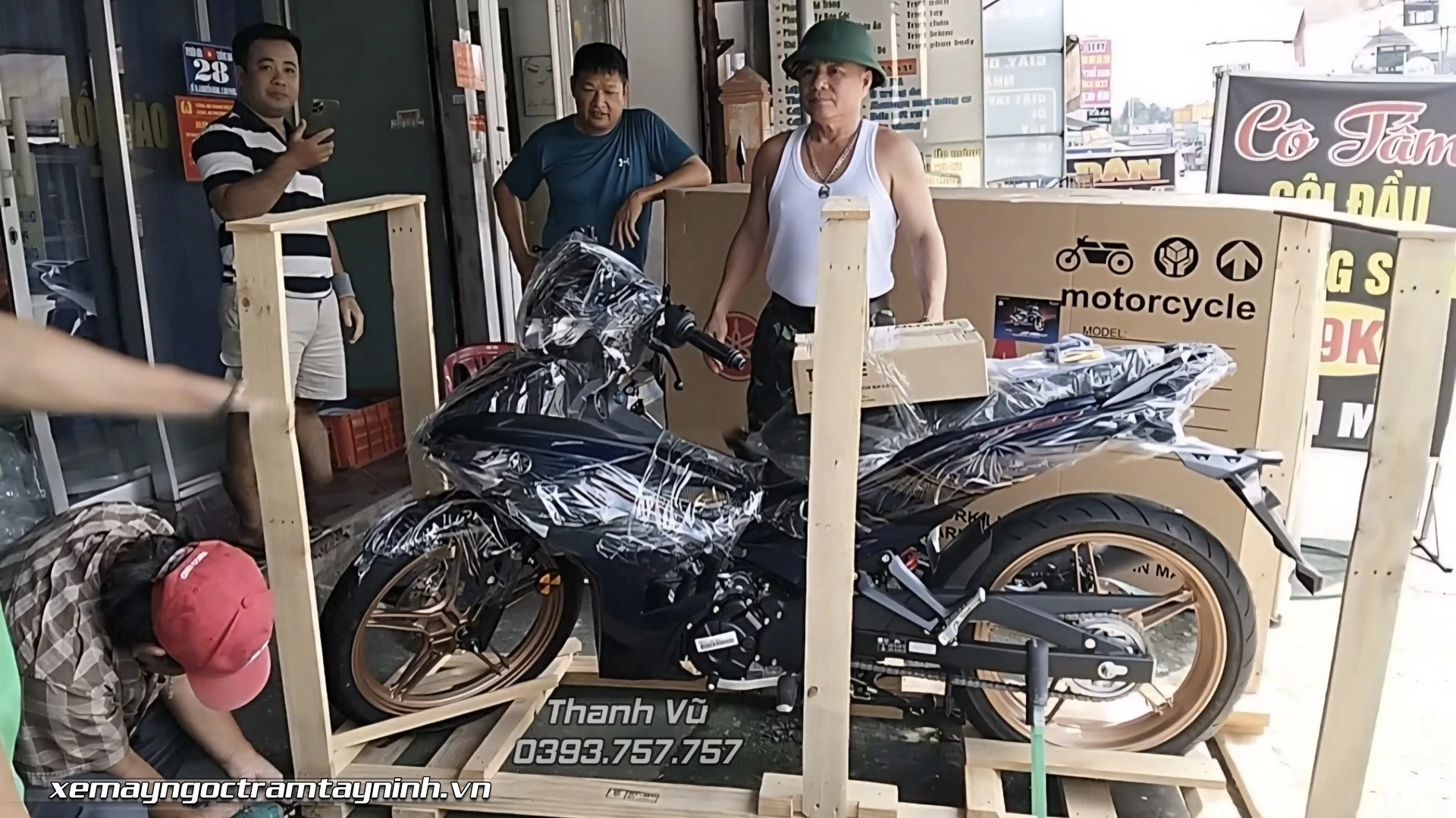 Xe Máy Ngọc Trâm Tây Ninh bàn giao Yamaha Y15ZR SE cho anh trai VIP 2 Xe May Ngoc Tram Tay Ninh ban giao Yamaha Y15ZR SE cho anh trai VIP 5