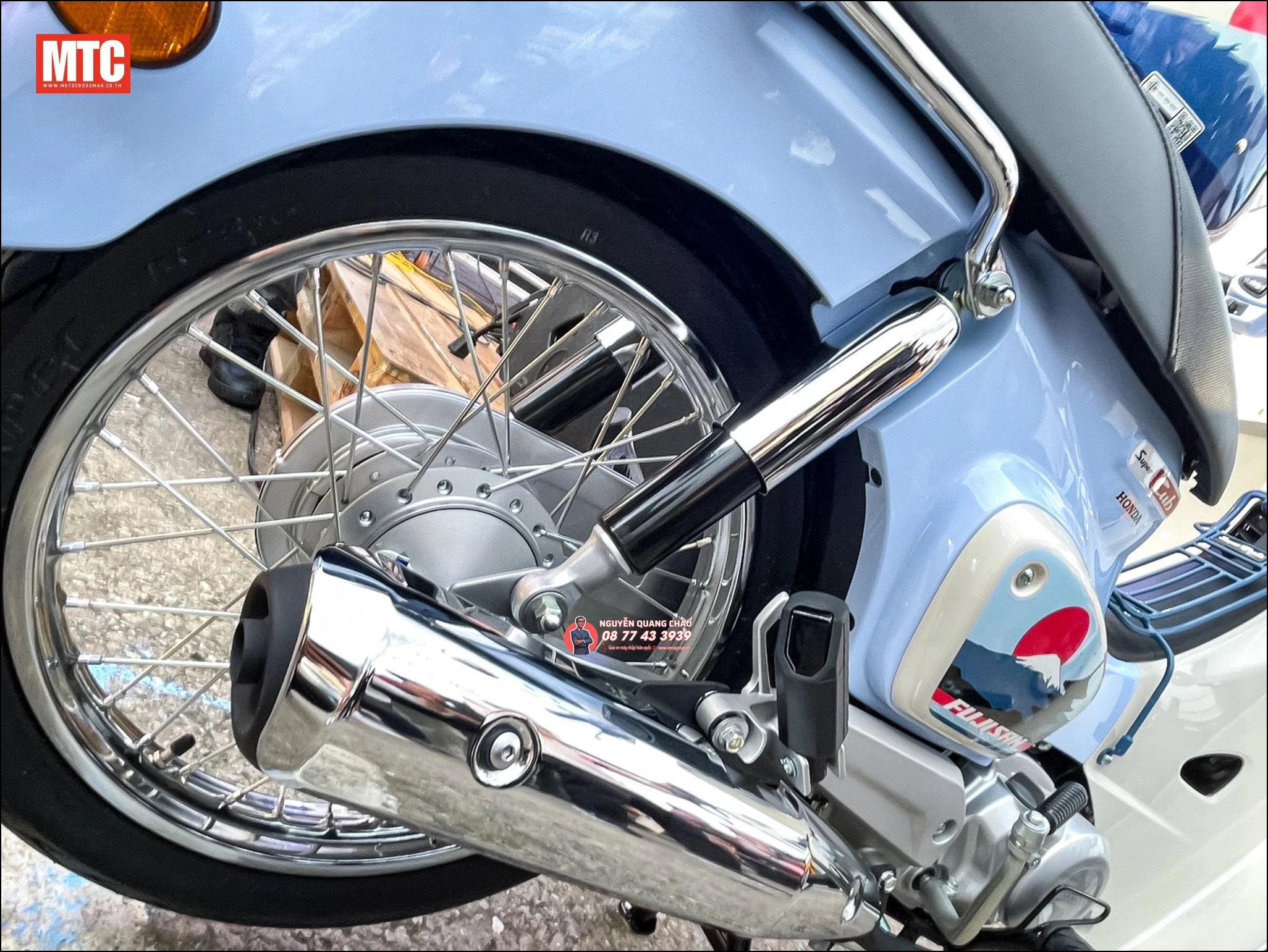 Honda Super Cub Fujisan Limited Edition (phiên bản núi Phú Sĩ) (16) Honda Super Cub Fujisan Limited Edition phien ban nui Phu Si 16