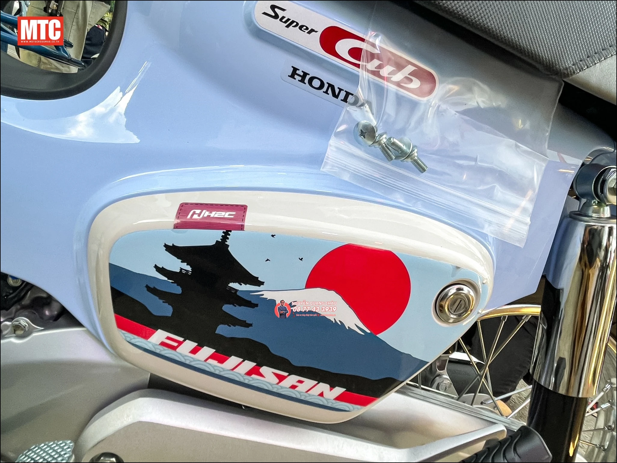 Honda Super Cub Fujisan Limited Edition (phiên bản núi Phú Sĩ) 10 Honda Super Cub Fujisan Limited Edition phien ban nui Phu Si 22