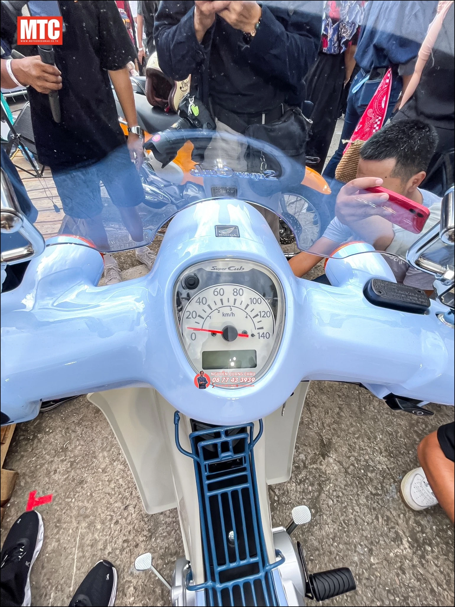 Honda Super Cub Fujisan Limited Edition (phiên bản núi Phú Sĩ) 37 Honda Super Cub Fujisan Limited Edition phien ban nui Phu Si 26