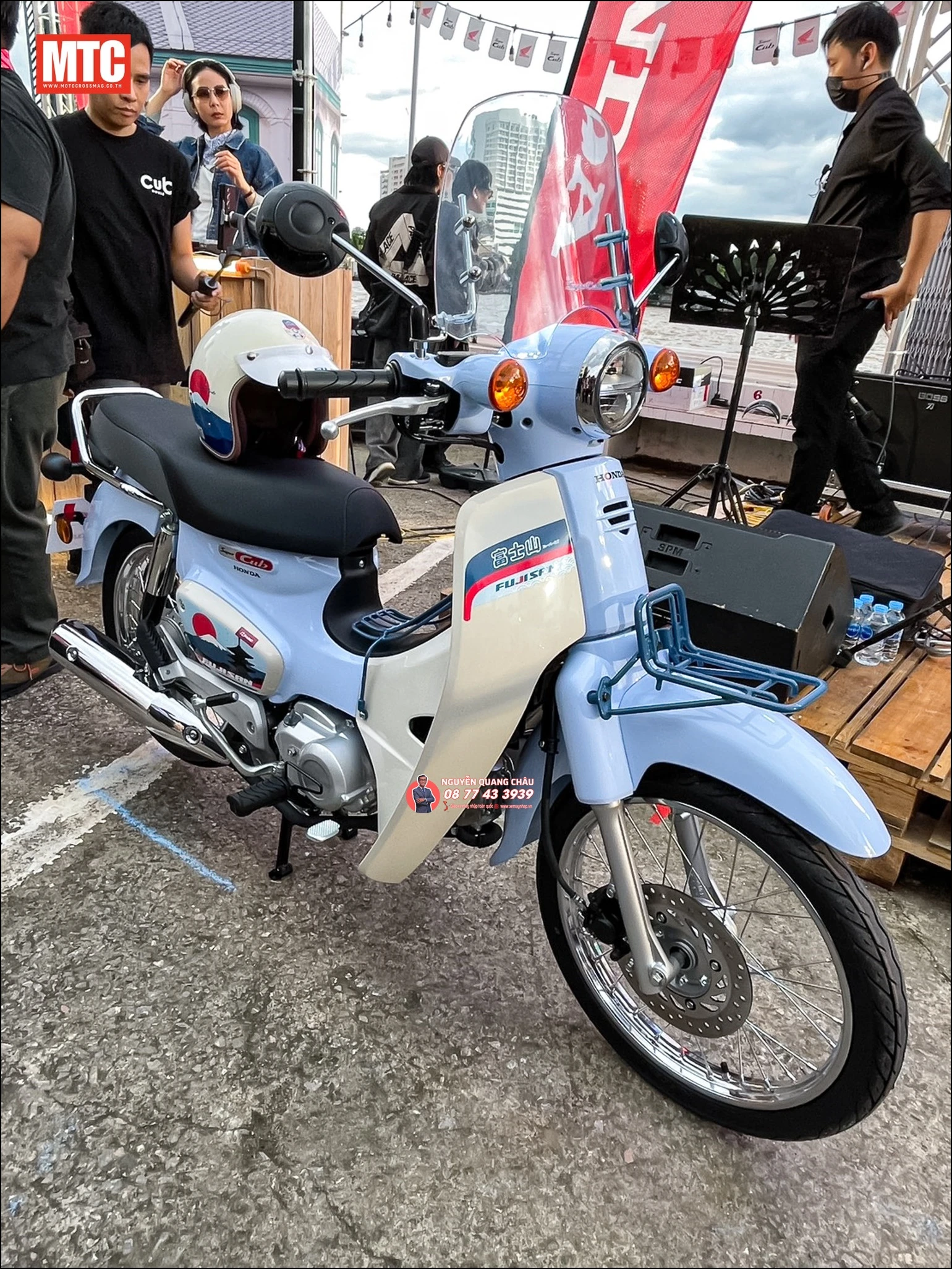 Honda Super Cub Fujisan Limited Edition (phiên bản núi Phú Sĩ) 29 Honda Super Cub Fujisan Limited Edition phien ban nui Phu Si 27