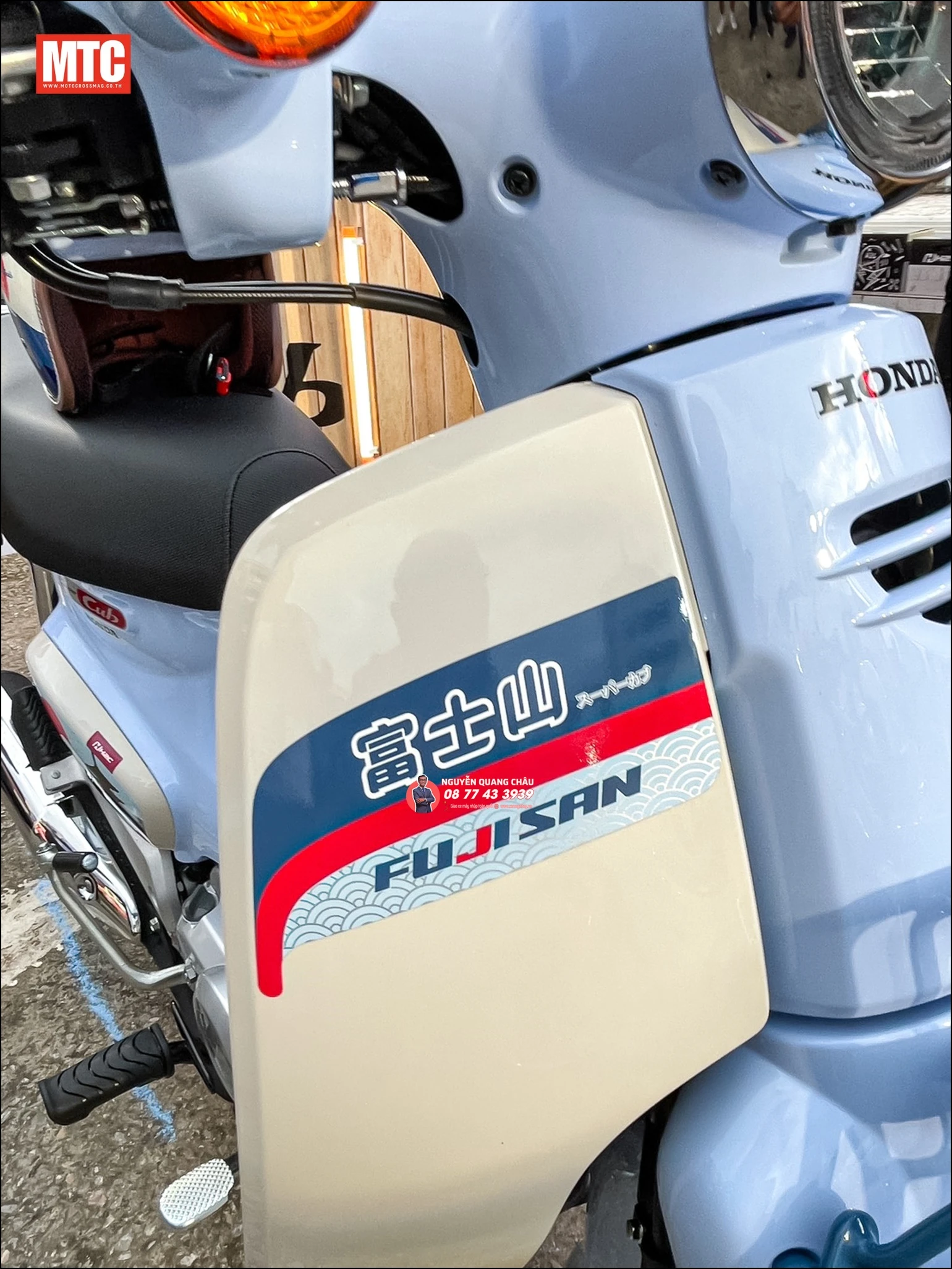 Honda Super Cub Fujisan Limited Edition (phiên bản núi Phú Sĩ) 32 Honda Super Cub Fujisan Limited Edition phien ban nui Phu Si 28