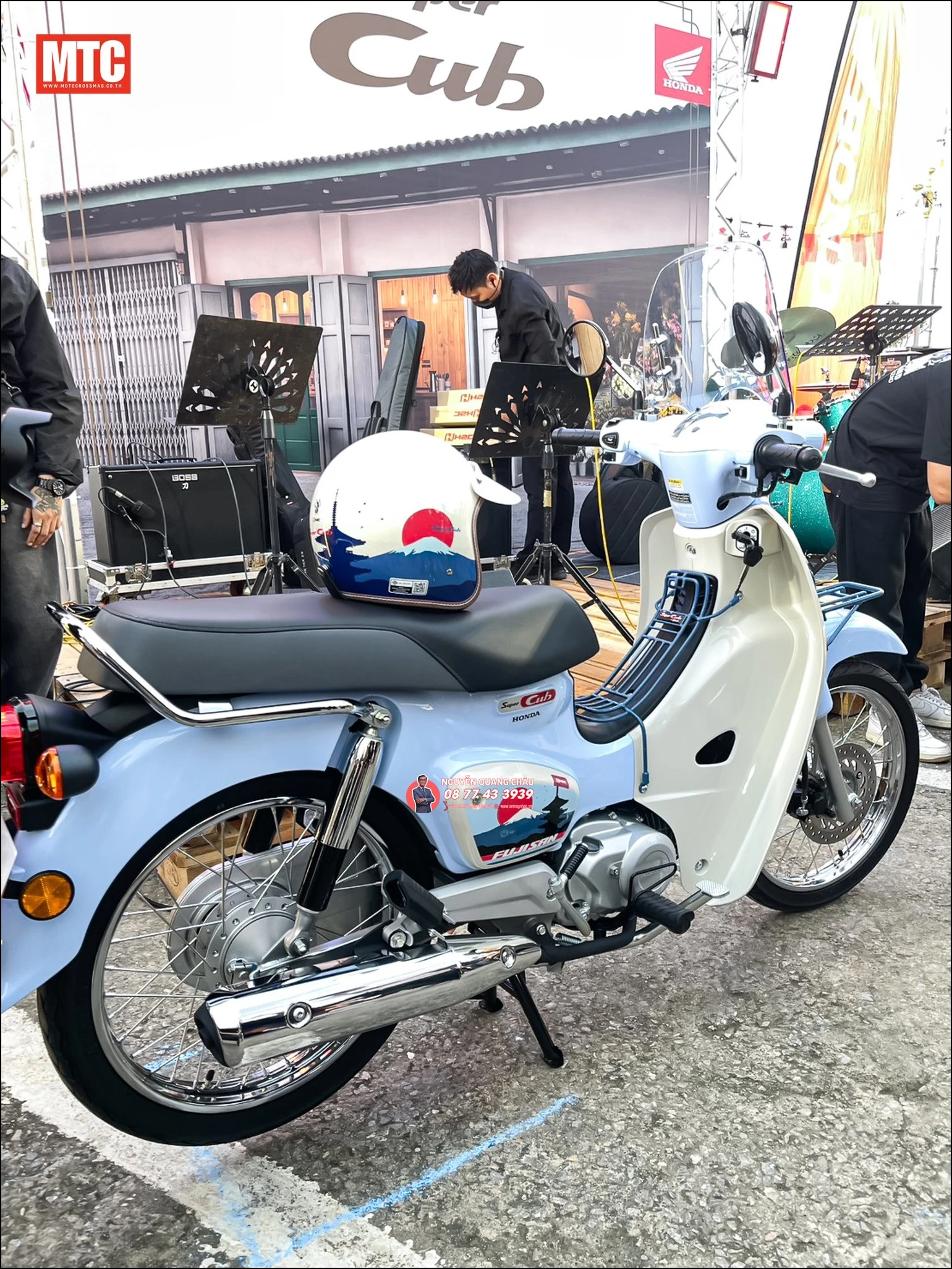 Honda Super Cub Fujisan Limited Edition (phiên bản núi Phú Sĩ) 12 Honda Super Cub Fujisan Limited Edition phien ban nui Phu Si 29