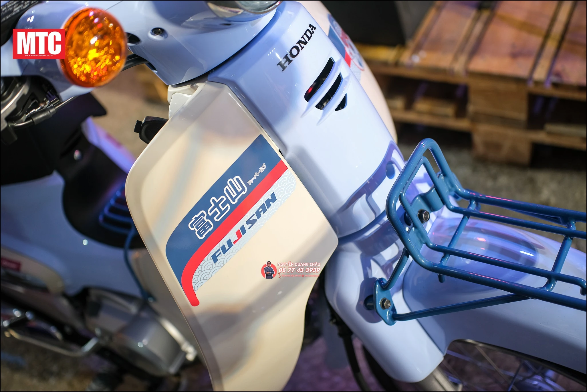 Honda Super Cub Fujisan Limited Edition (phiên bản núi Phú Sĩ) 33 Honda Super Cub Fujisan Limited Edition phien ban nui Phu Si 3