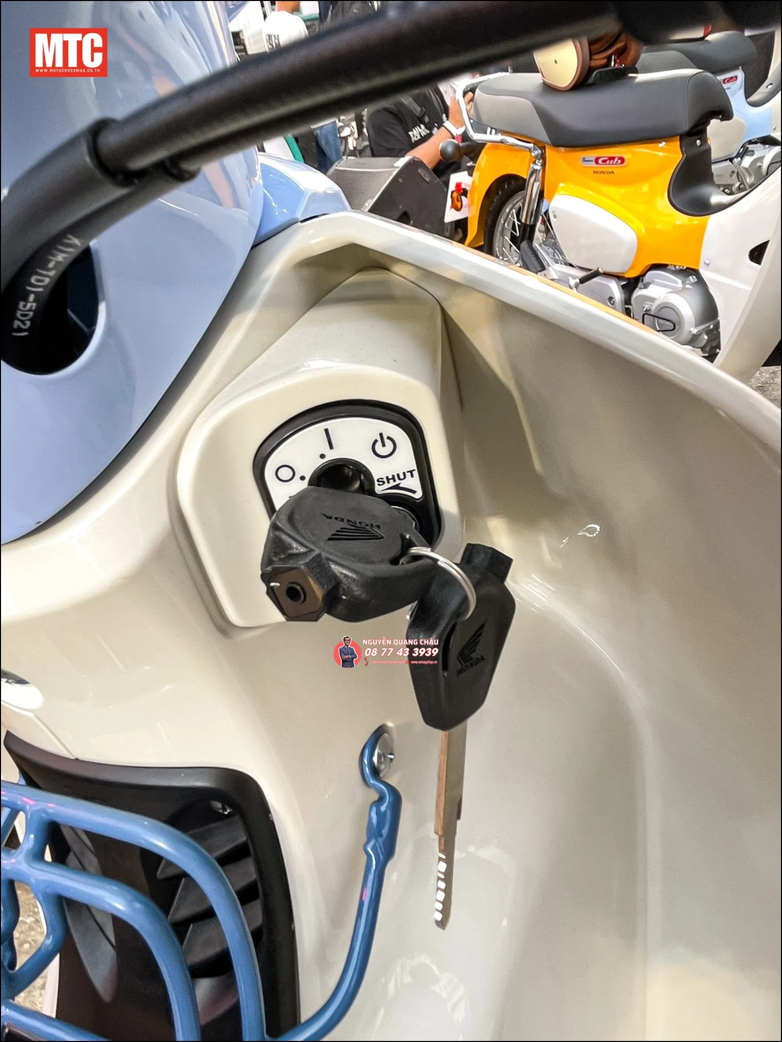 Honda Super Cub Fujisan Limited Edition (phiên bản núi Phú Sĩ) 16 Honda Super Cub Fujisan Limited Edition phien ban nui Phu Si 32