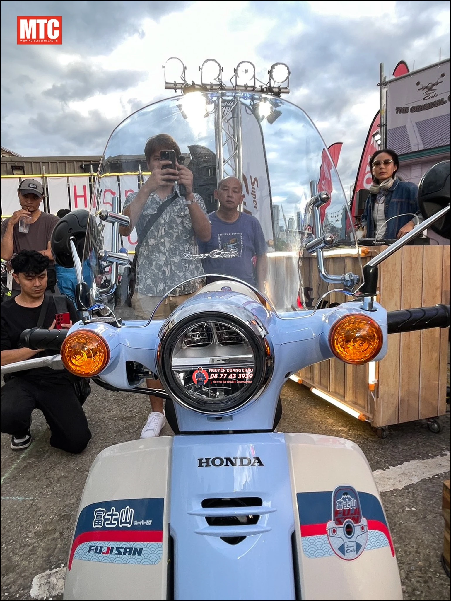 Honda Super Cub Fujisan Limited Edition (phiên bản núi Phú Sĩ) 31 Honda Super Cub Fujisan Limited Edition phien ban nui Phu Si 34