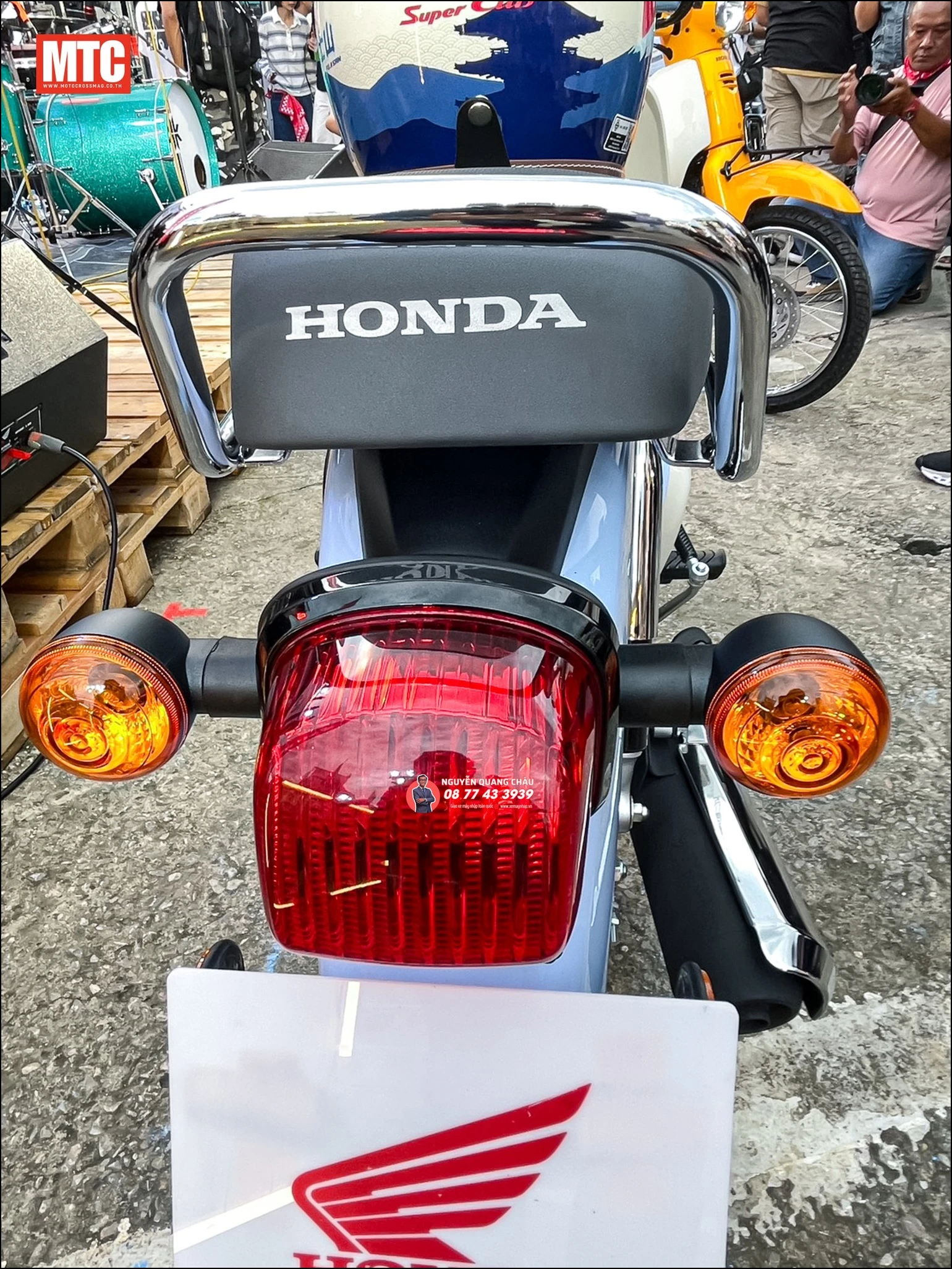 Honda Super Cub Fujisan Limited Edition (phiên bản núi Phú Sĩ) 38 Honda Super Cub Fujisan Limited Edition phien ban nui Phu Si 35