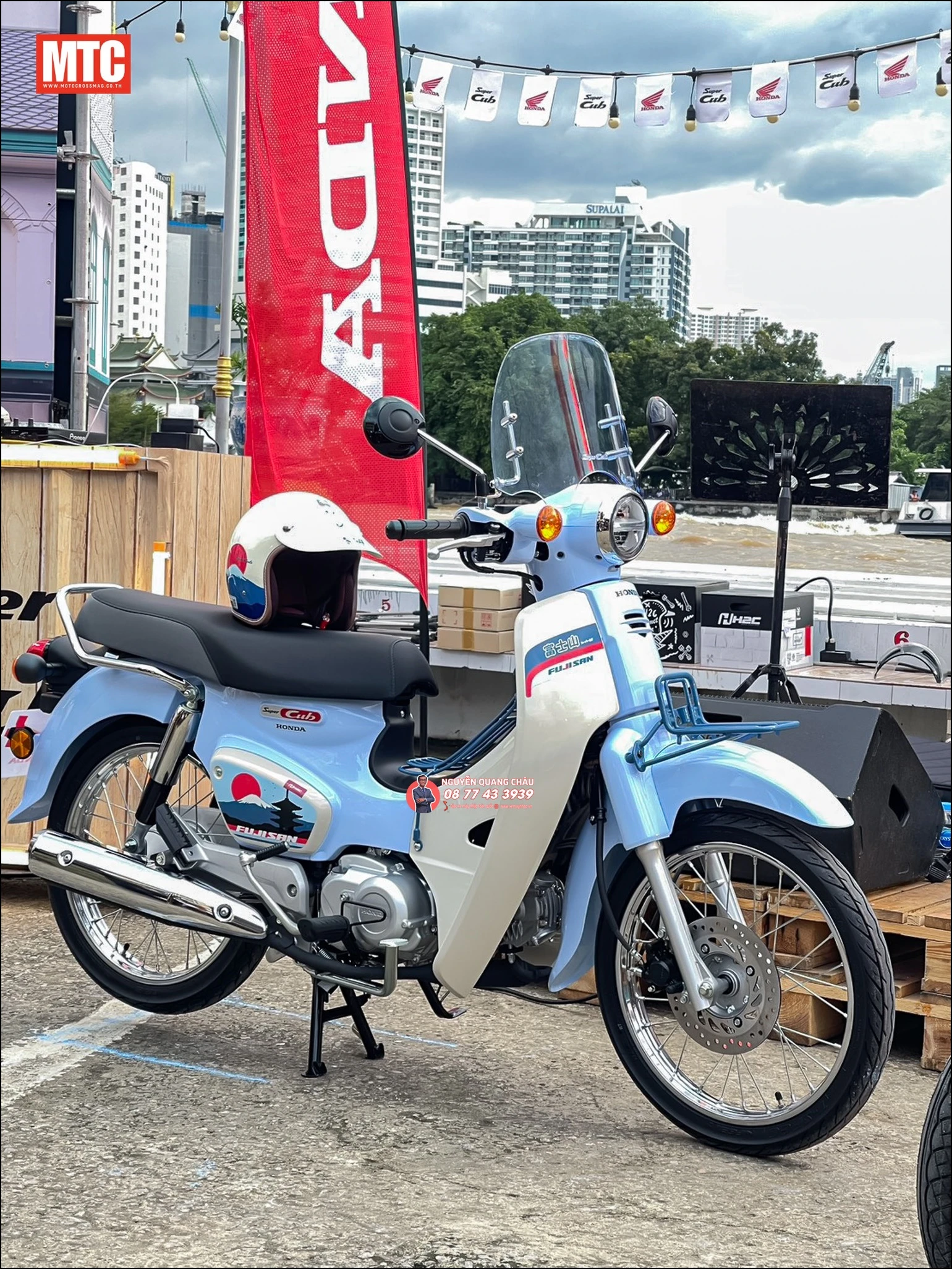 Honda Super Cub Fujisan Limited Edition (phiên bản núi Phú Sĩ) 34 Honda Super Cub Fujisan Limited Edition phien ban nui Phu Si 36