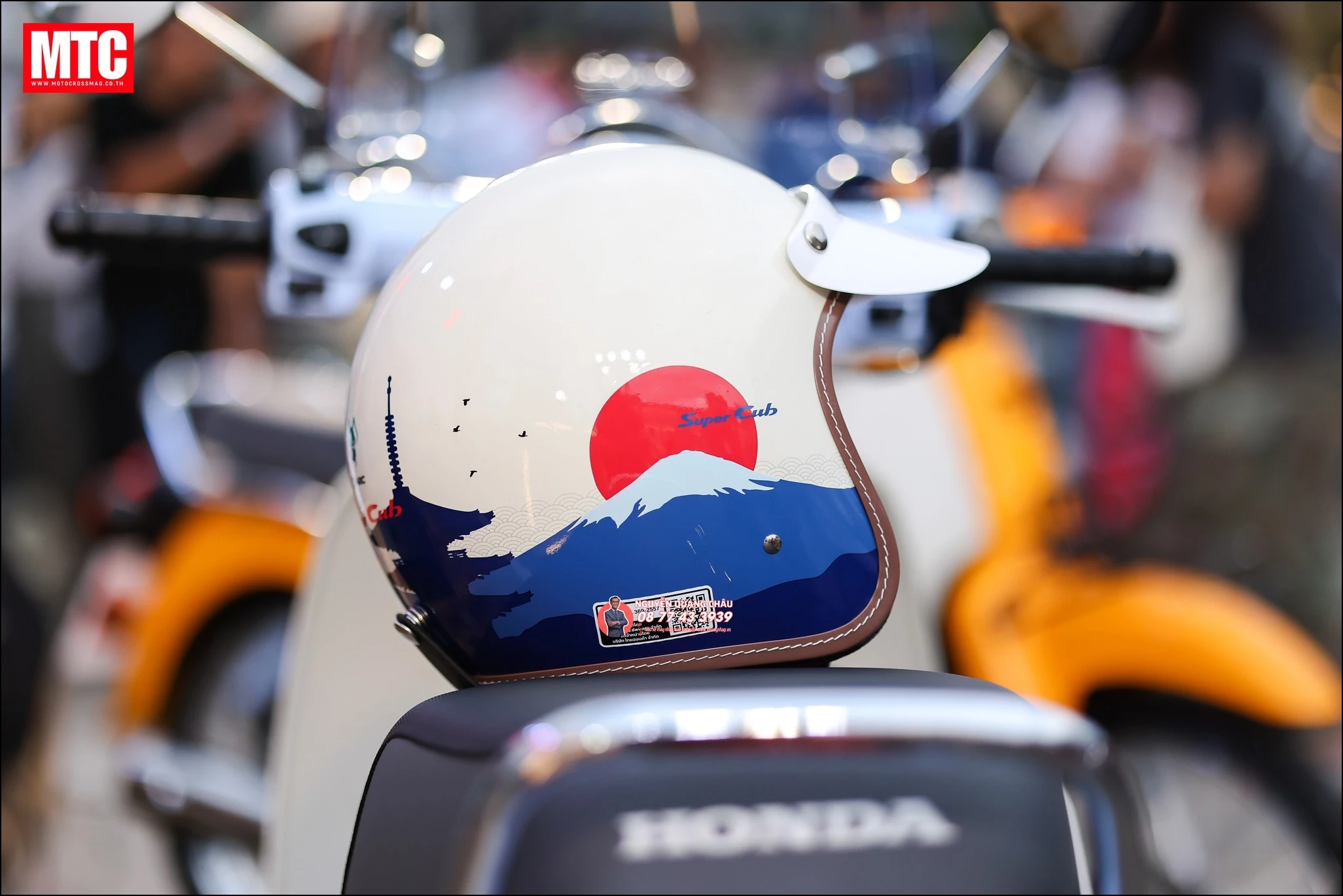 Honda Super Cub Fujisan Limited Edition (phiên bản núi Phú Sĩ) 21 Honda Super Cub Fujisan Limited Edition phien ban nui Phu Si 5