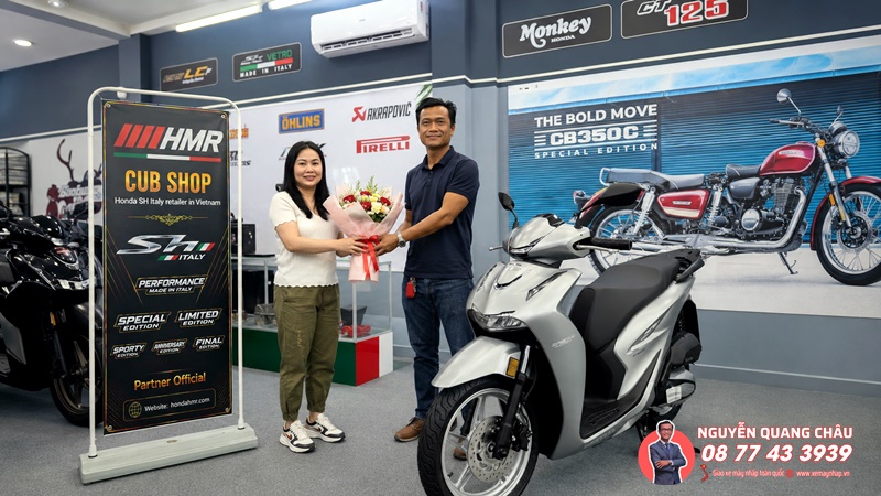 BAN GIAO XE Honda SH Y 150i mau bac thep titan duoc ban giao den chi khach de thuong %E2%80%93 Khi su tinh te tim dung chu nhan