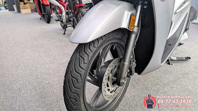 Honda SH Y 150i mau bac thep titan duoc ban giao den chi khach de thuong %E2%80%93 Khi su tinh te tim dung chu nhan 18