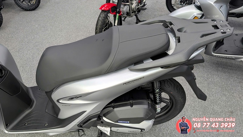 Honda SH Y 150i mau bac thep titan duoc ban giao den chi khach de thuong %E2%80%93 Khi su tinh te tim dung chu nhan 5