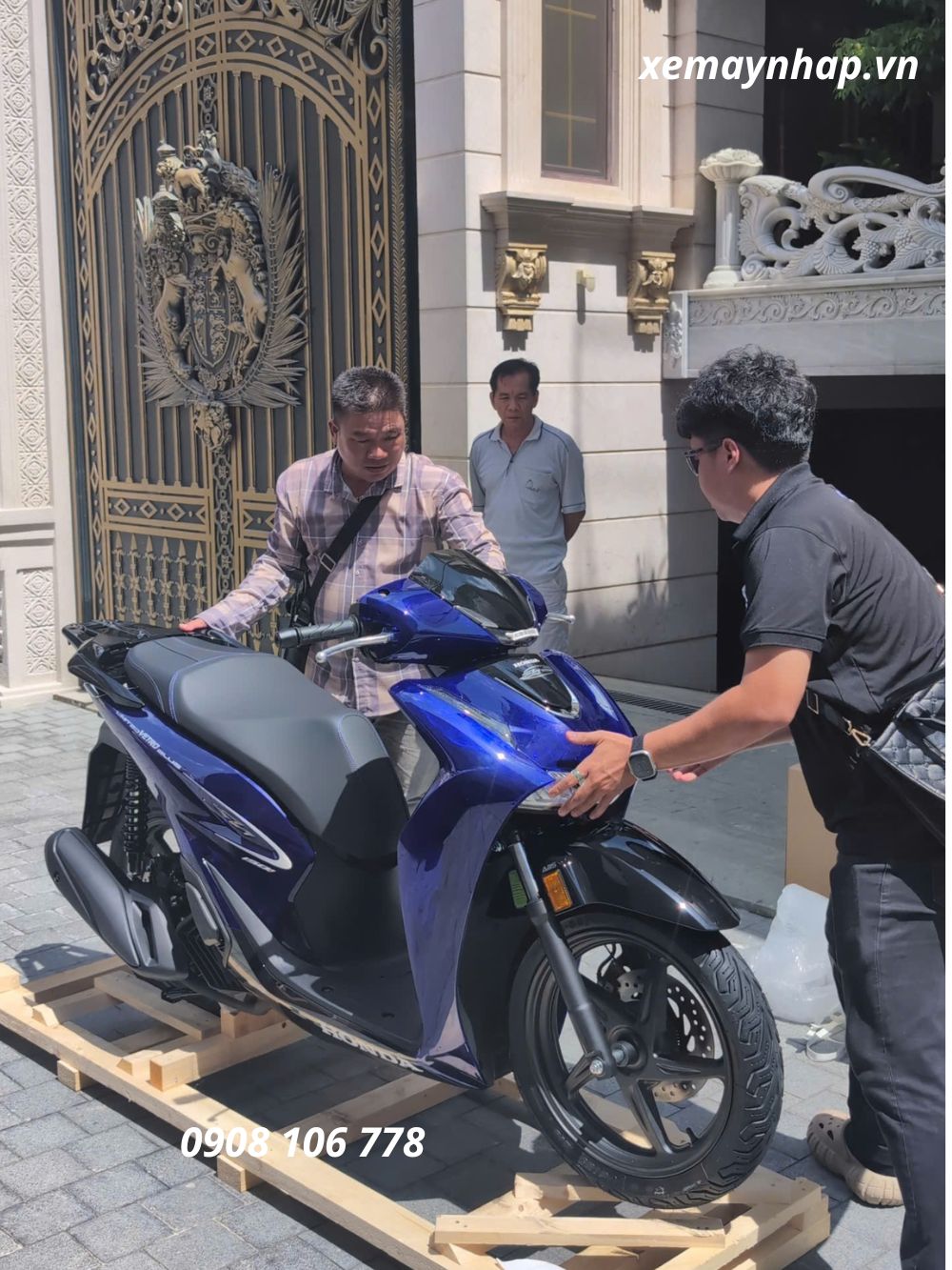 Honda SH Ý 150i Vetro Blue New Concept 2026 về tay chủ nhân tại Angel Luxury Villa 4 Honda SH Ý 150i Vetro Blue New Concept 2026 về tay chủ nhân tại Angel Luxury Villa